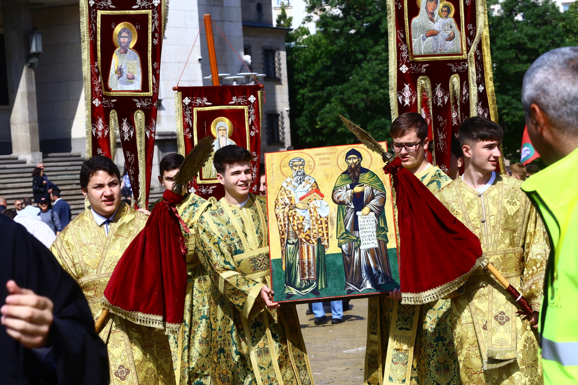 Невиждано скоро на жълтите павета: Радев, Главчев и Терзиев крачат рамо до рамо със... СНИМКИ