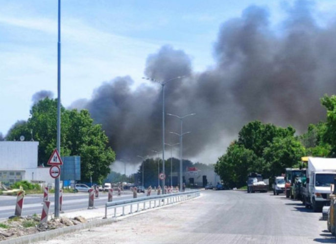 Огнен ад във Варна, цели 5 пожарни се борят със стихията