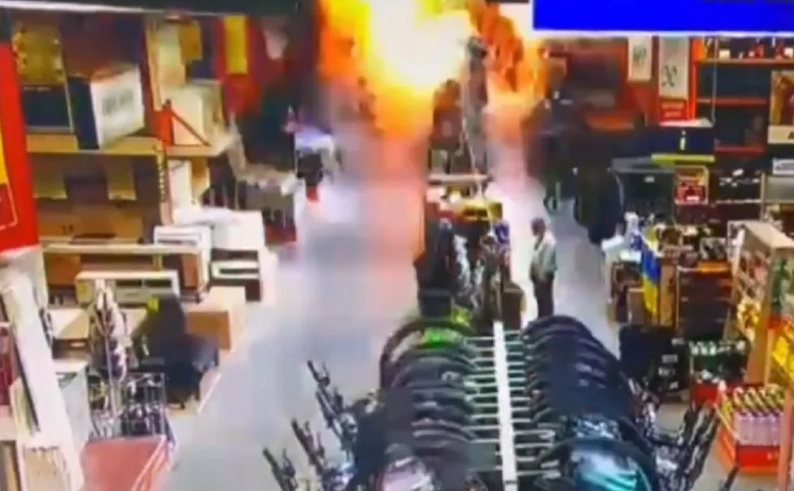 ВИДЕО запечата епицентъра на взрива на руския удар по хипермаркета в Харков