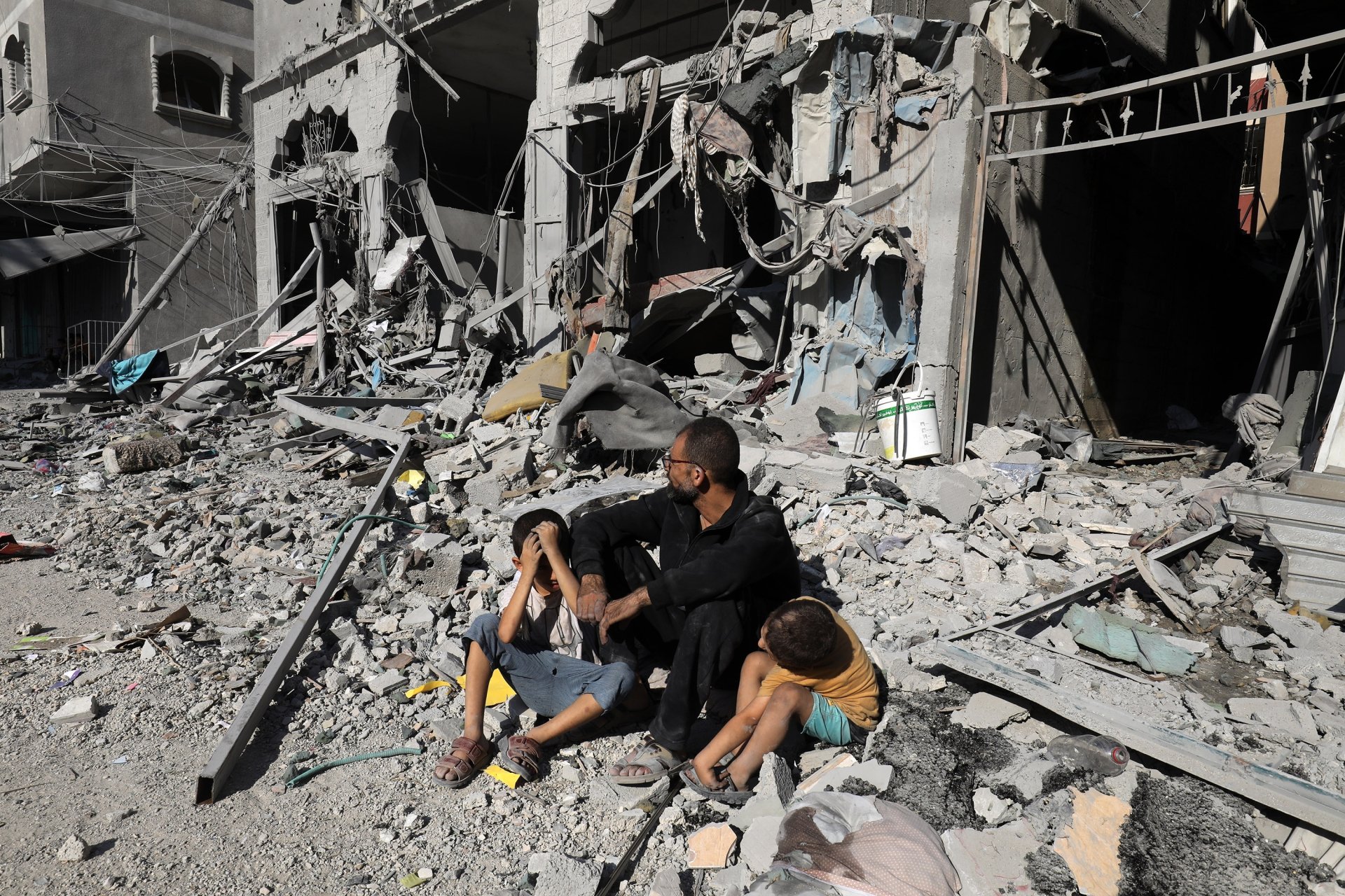 Израел обстрелва и "безопасните" зони в Газа, десетки жени и деца са избити