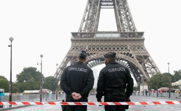 Зловеща находка пред Айфеловата кула смрази Париж, закопчан е нашенец СНИМКИ 