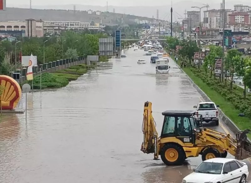 Библейски потоп удари Анкара, улиците са под вода СНИМКИ 