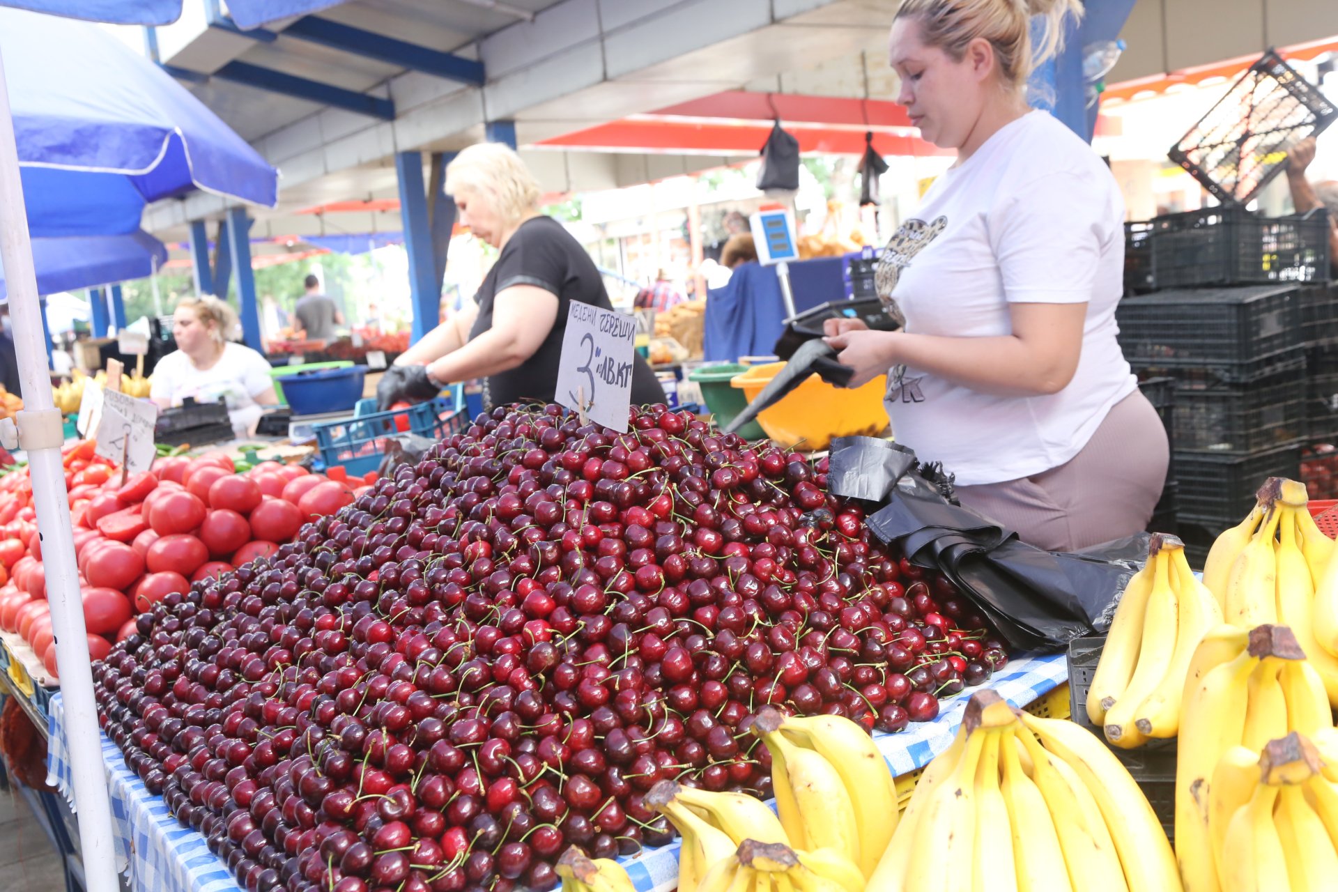 Заливат пазара със скъпи чужди плодове, а зеленчуците...  