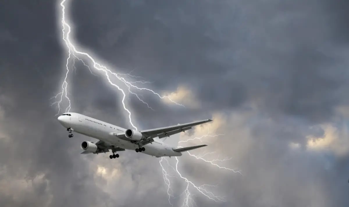 Мълния удари самолет на Lufthansa