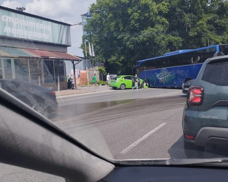 Сигнал до БЛИЦ: Ужас в София: Такси се заби в автобус с деца