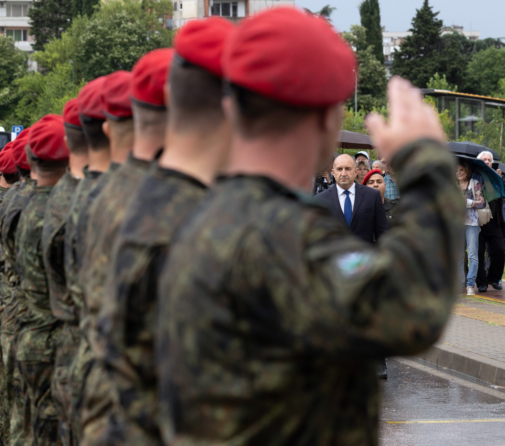 Готови за сражение? Радев поиска военна подготовка за младите