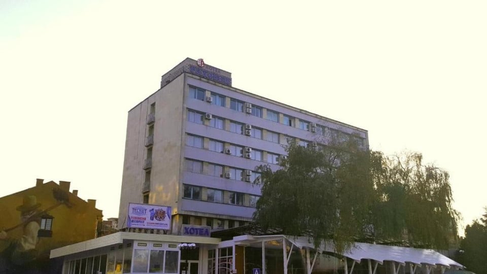 Кошмар в хотел "Раховец" в Горна Оряховица: В леглата на деца плъзнаха... СНИМКИ