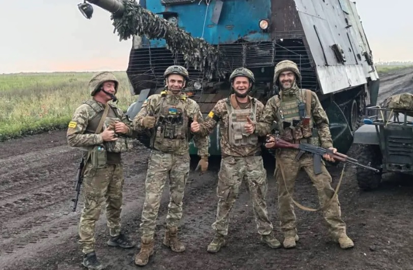Бойци от ВСУ взеха като трофей руски танк-костенурка заедно с екипажа 