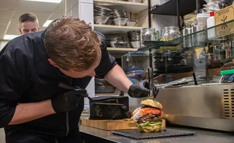 Ето как изглежда и колко струва най-скъпият бургер в света СНИМКИ