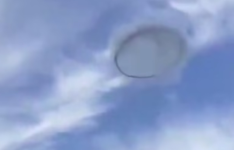 Мистериозно НЛО бе видяно да се крие в облаците посред бял ден СНИМКИ