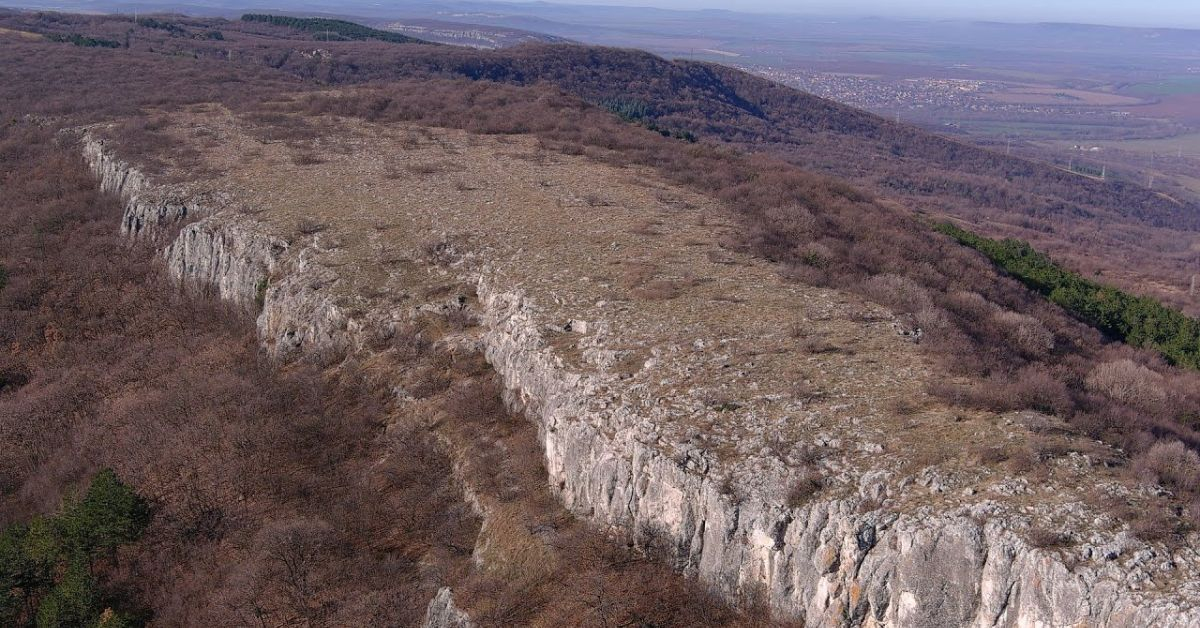Зловещо: Откриха труп на гол мъж в м. Камъка край Горна Оряховица