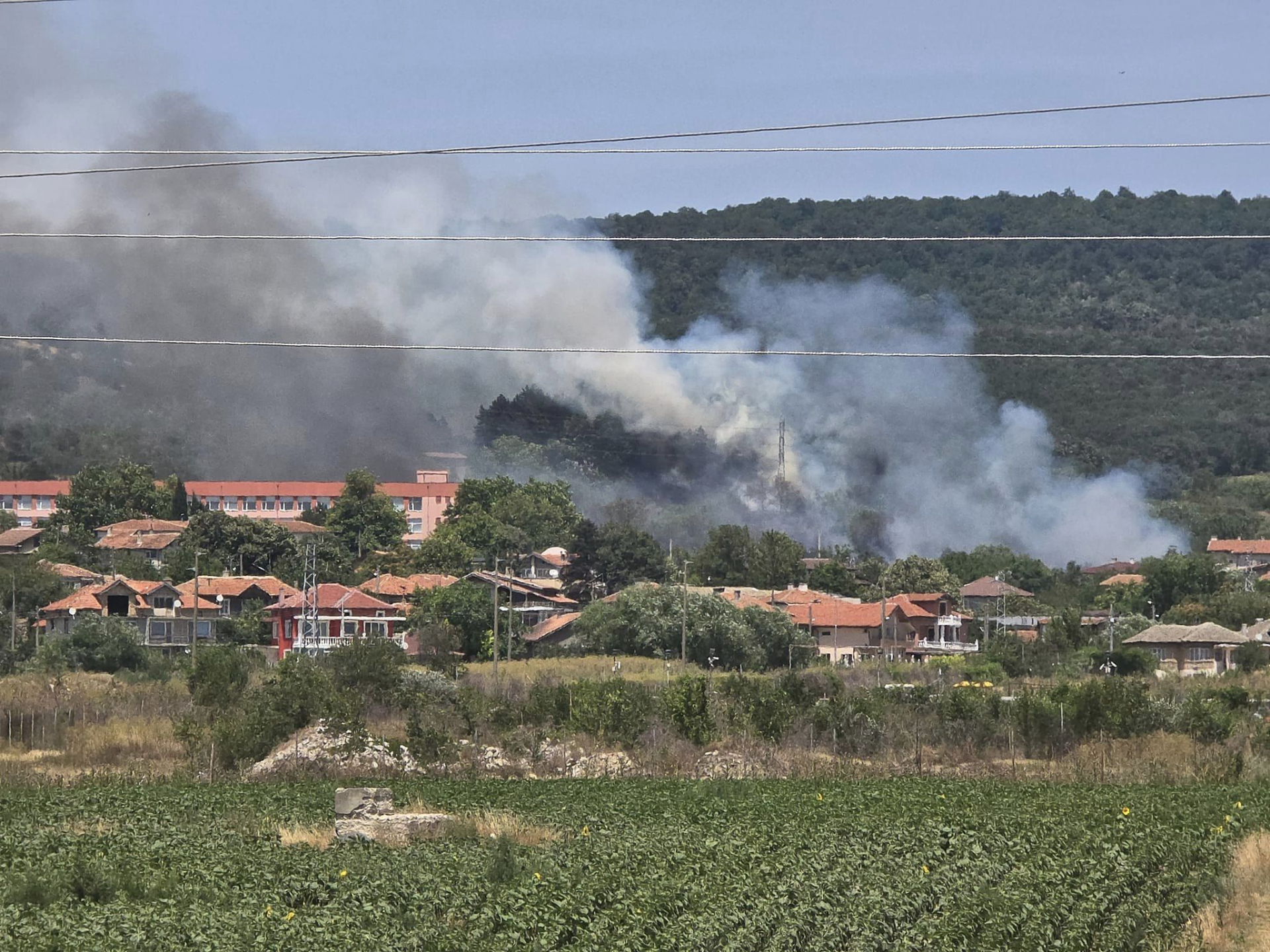 Огнен ад край Аксаково: Евакуират цяло село!