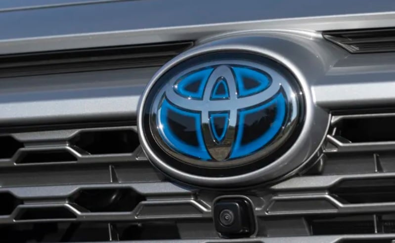 Променен до неузнаваемост: Разсекретиха новия кросоувър Toyota RAV4 СНИМКА
