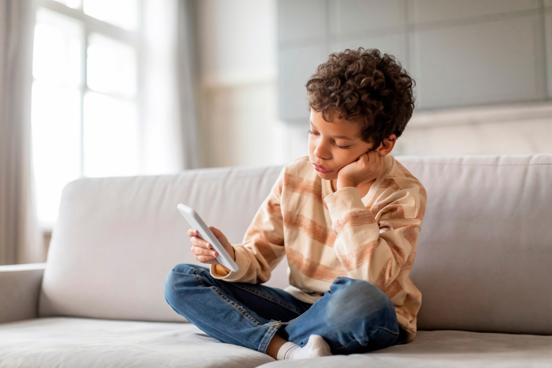 Учени алармират: Смартфоните вредят на децата, всички родители трябва да разберат защо