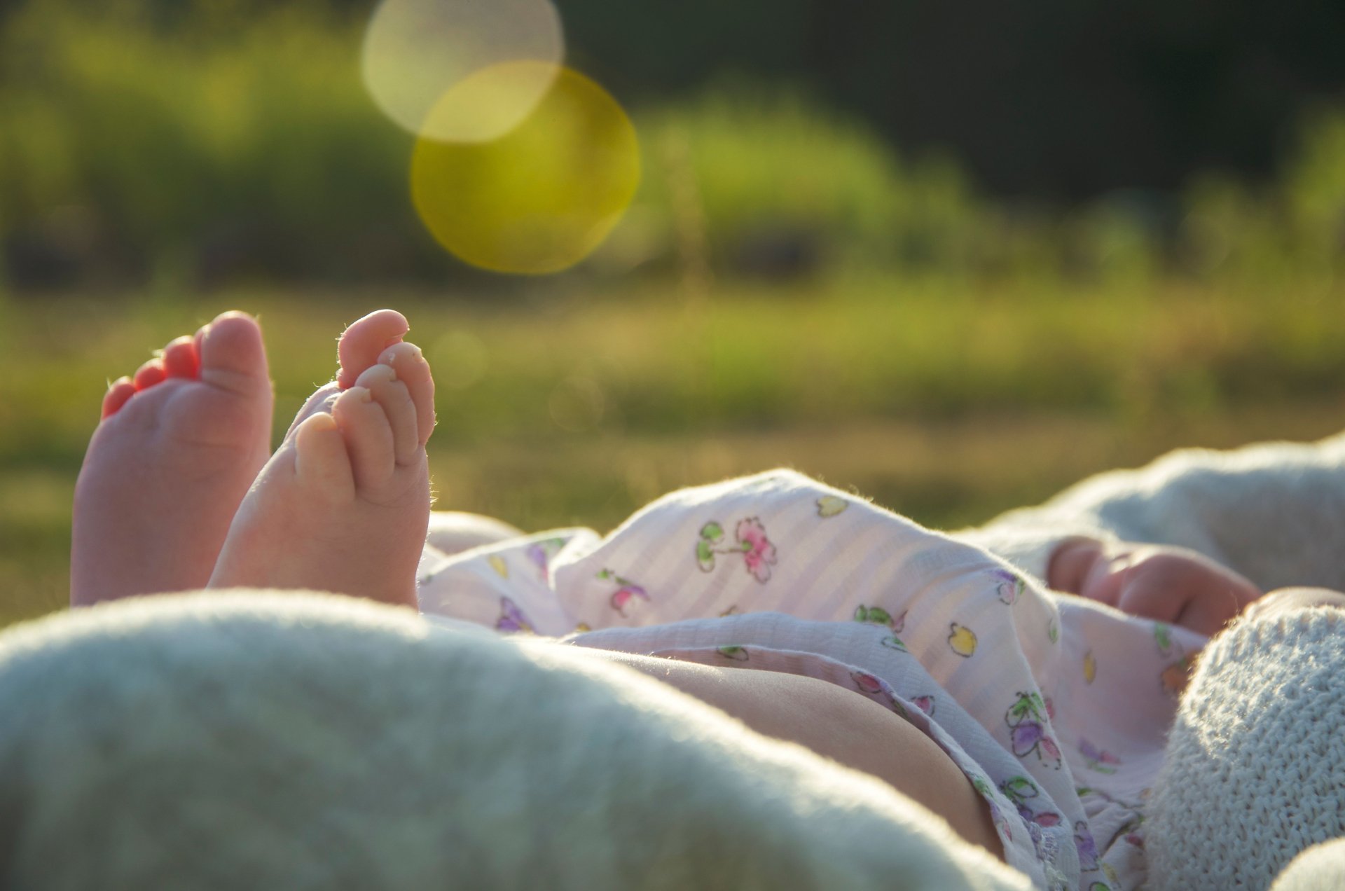 Родилка и бебето ѝ, свързани с пъпната връв, бяха намерени в тревата пред хотел