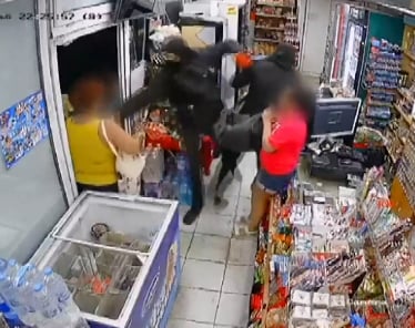 Въоръжен грабеж във Варна! Маскирани мъже нахлуха с пистолети в магазин и... СНИМКИ