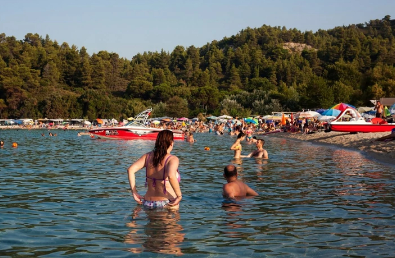 Сръбкиня изрева от як секс в любим на българите курорт в Гърция, прати мъжа си при жребеца