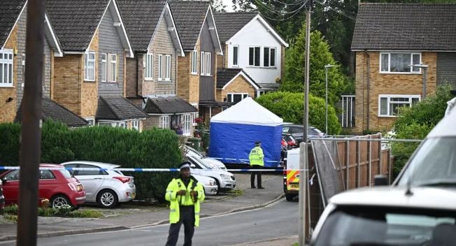 Журналист на BBC се прибра от работа и завари жена си и двете си дъщери убити с арбалет СНИМКИ 