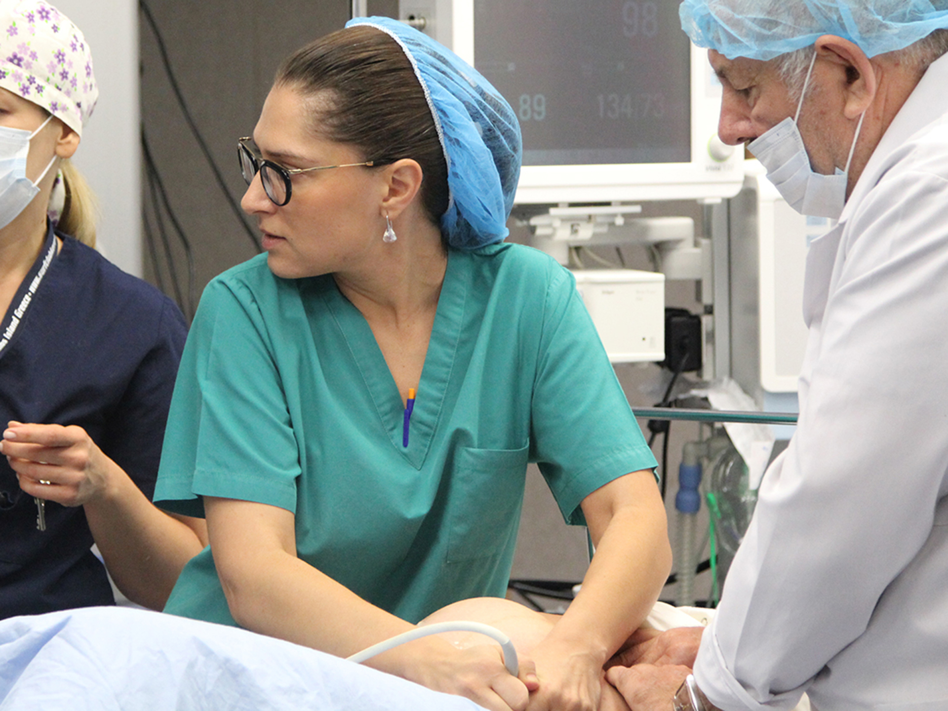 Лекари спасиха близнаци след уникална за България вътреутробна операция при триплодна бременност