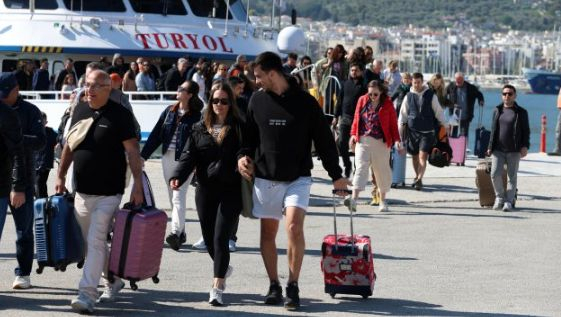 В Гърция развъртяха секирата, туристите пищят 