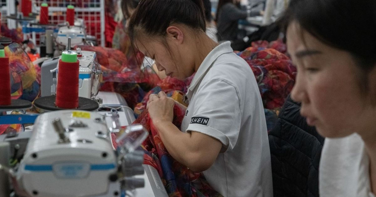Опасни китайски дрехи заливат родния пазар! 