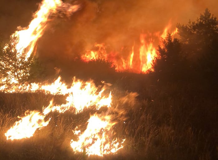 Огненият ад край Стара Загора става все по-голям, тече евакуация 