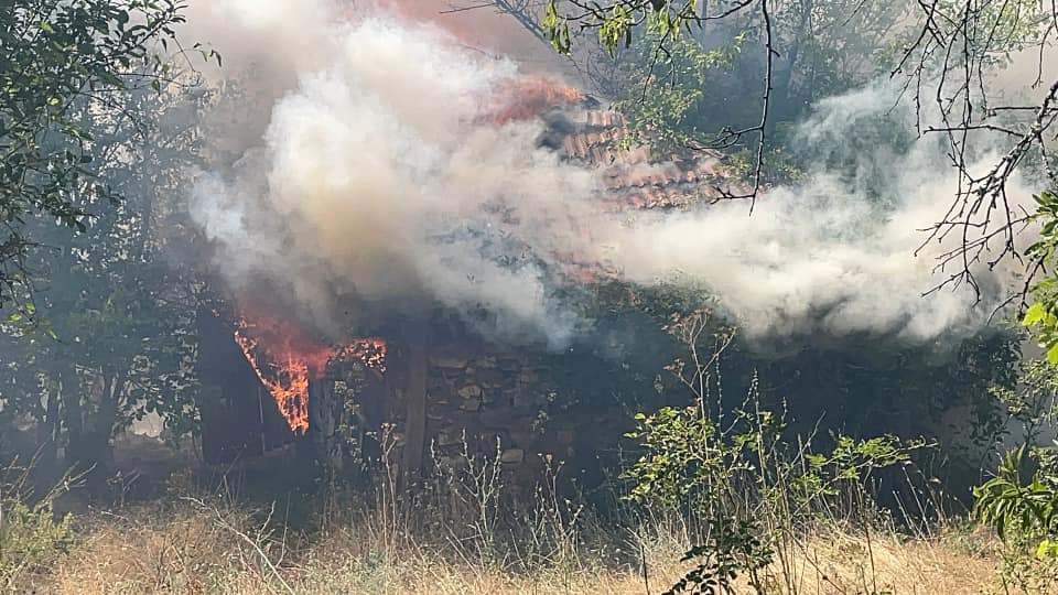 Огненият ад в Хасковско продължава, има изгорели къщи и нови села под заплаха