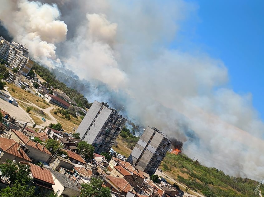 Варна гори! Пламъци застигат краен квартал, тръгнали са и към съседните села СНИМКИ 