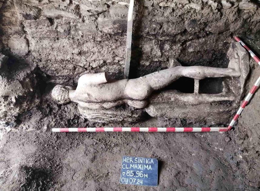Уникална находка! Откриха статуя на божество в Хераклея Синтика