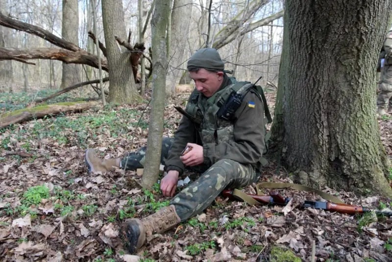 Почти половината от украинците смятат, че не е срамно да се криеш военна служба