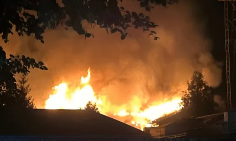 Пожар пламна тази нощ в завод в Курска област след украинска атака с дрон ВИДЕО