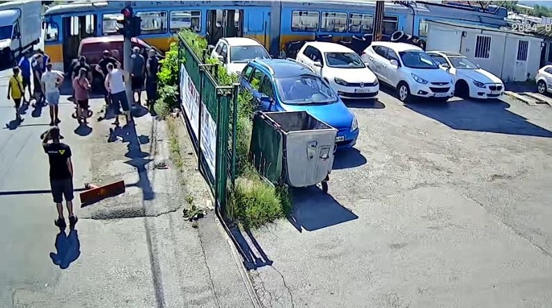 Ватман кара като луд в София, смачка куп коли ВИДЕО