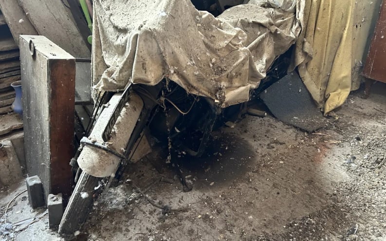 Откриха легендарен мотоциклет сред боклуците в стар гараж СНИМКИ