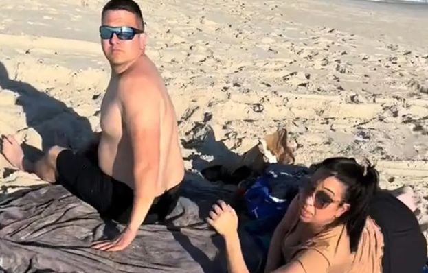 Бременна съпруга хвана мъжа си с друга на плажа и стана страшно ВИДЕО 