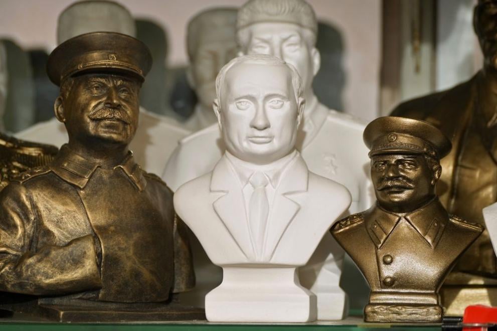 Обезглавиха бюст на Сталин с ковашки чук в руски парк