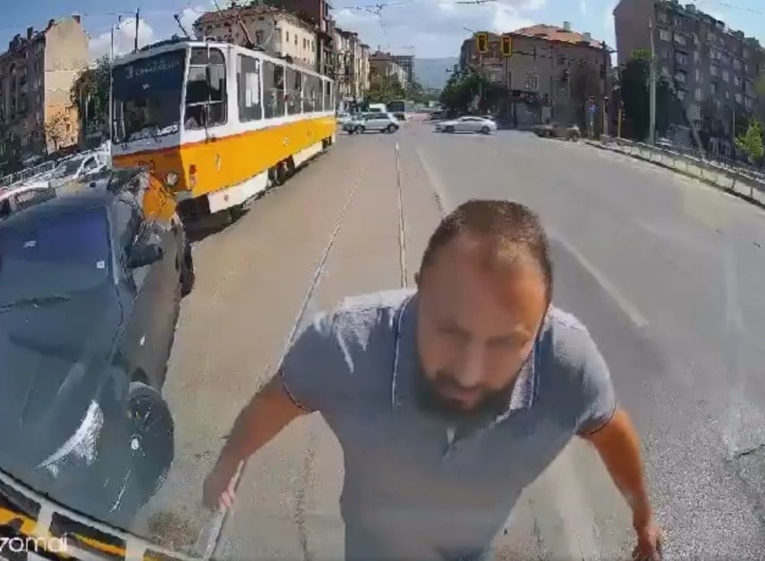 BMW е диагноза: Мъж с баварец удари трамвай и погна да бие ватмана ВИДЕО 