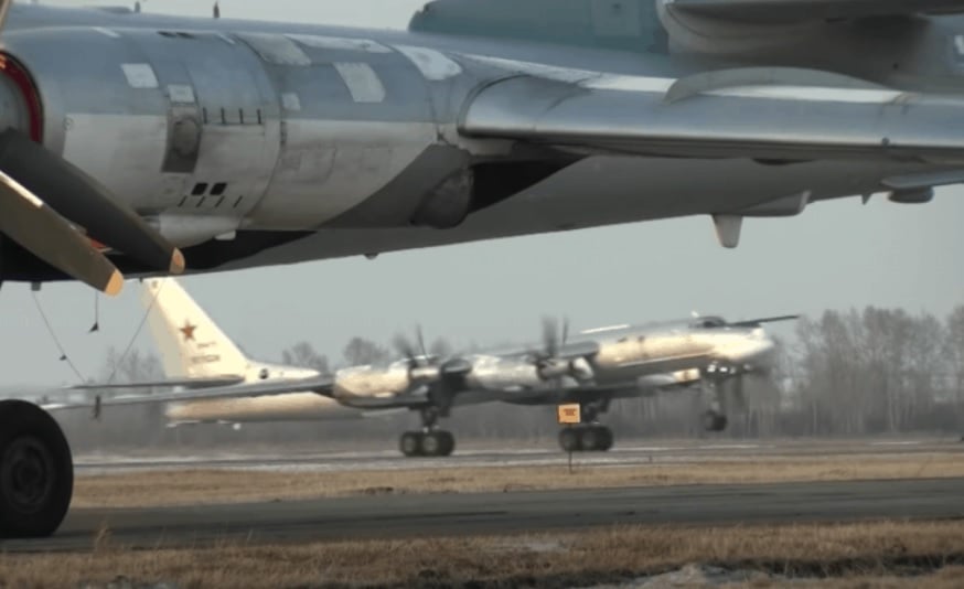 Военен пилот инструктор обясни защо Русия прехвърли самолети на летище "Енгелс"