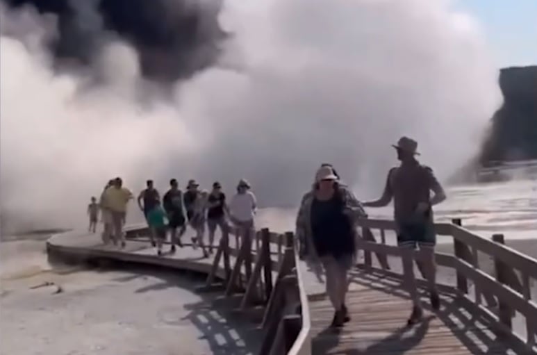 Мощен гейзер изригна в парк Йелоустоун в САЩ, хората се разбягаха ВИДЕО