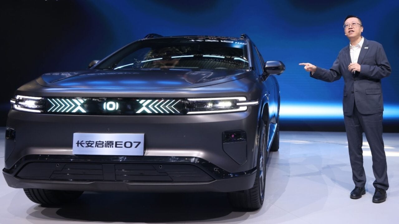 Китай започна производството на евтин „автомобил на бъдещето“ СНИМКА
