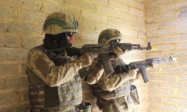 Показаха на ВИДЕО как британски военни подготвят украинците за битките на фронта