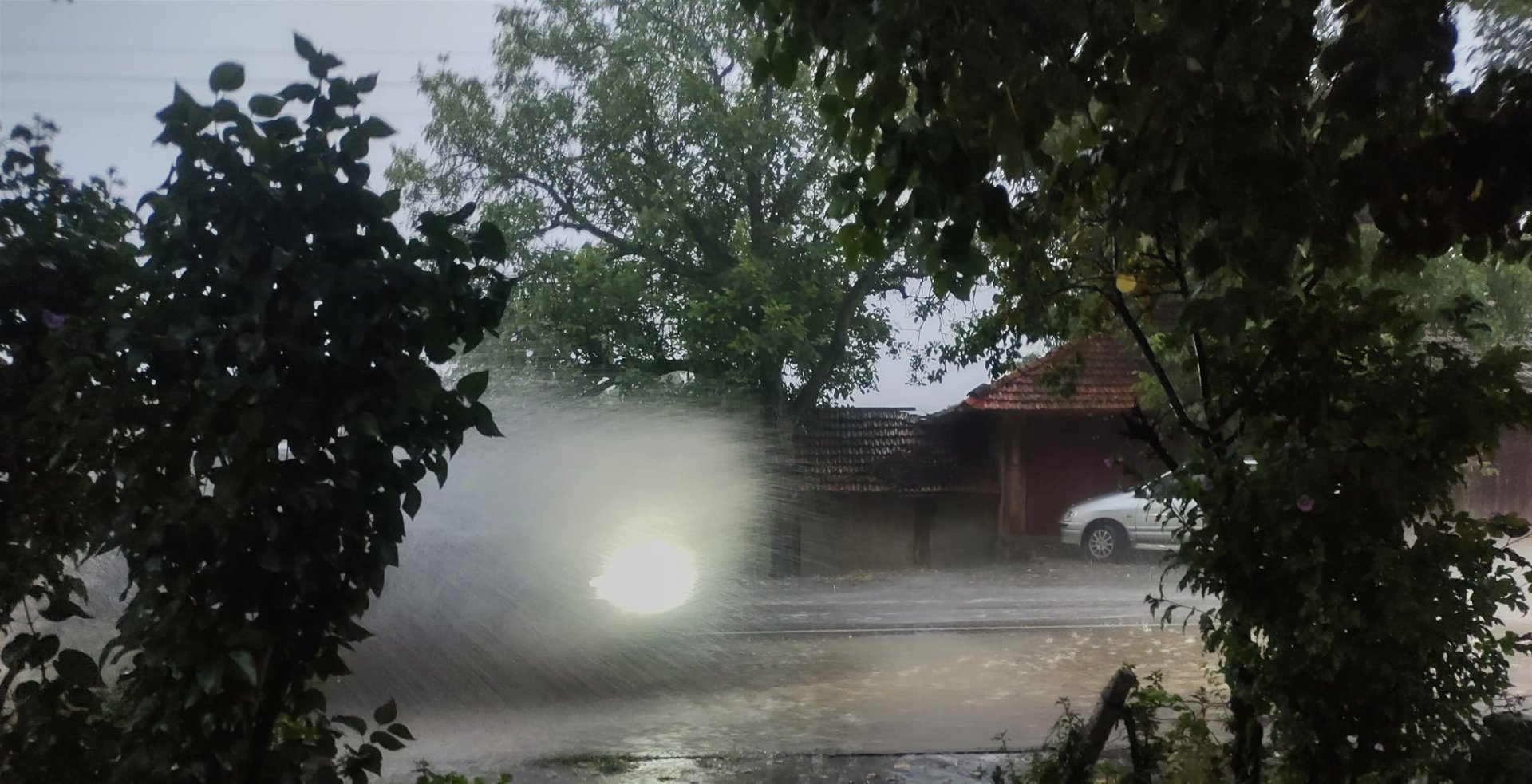 Потоп в Русе: Местните се чудят, дали това са улици или дъното на Дунава ВИДЕО
