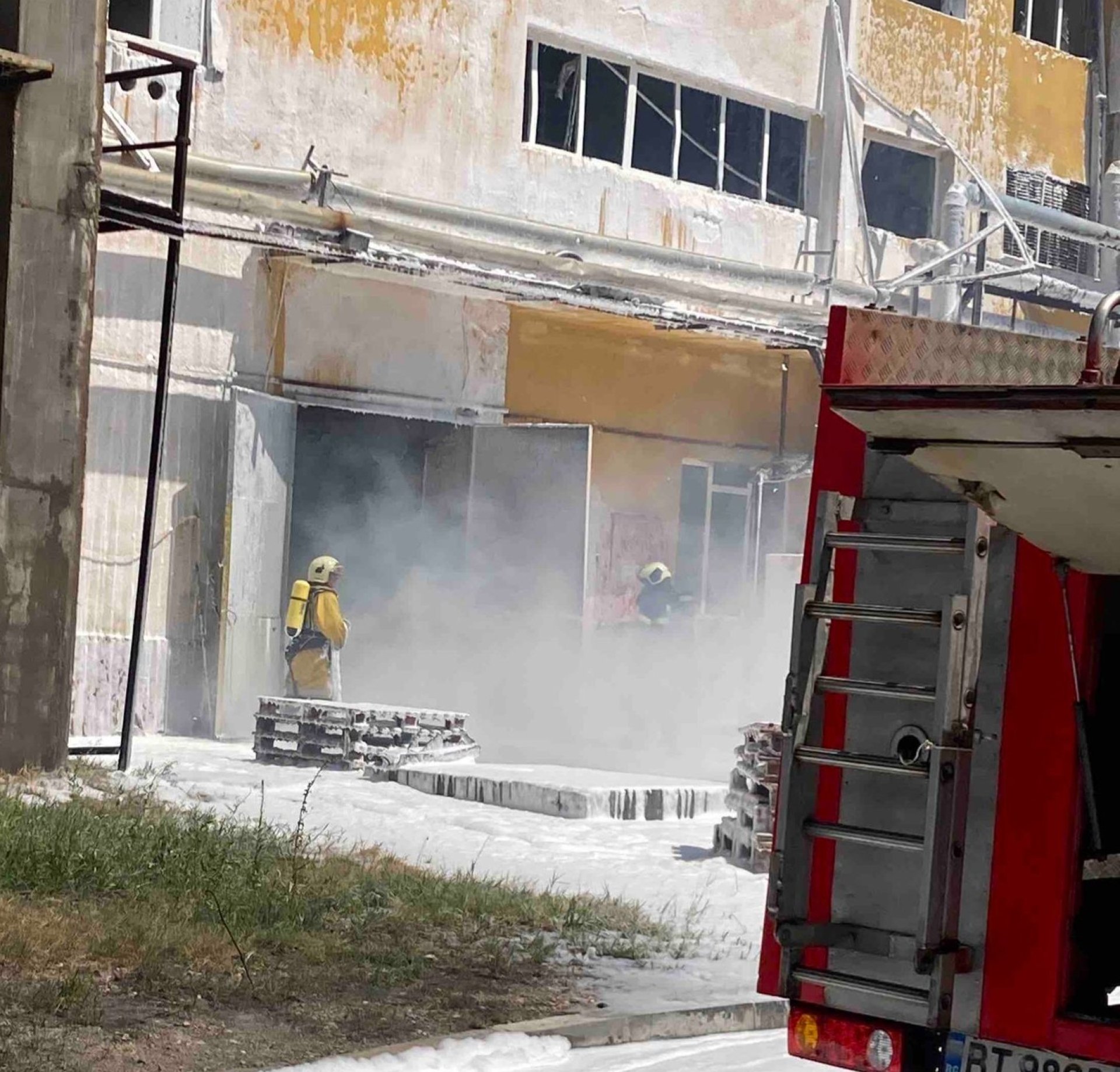 Има ранени пожарникари при взрива в Свищов, от цеха обясниха какво е станало