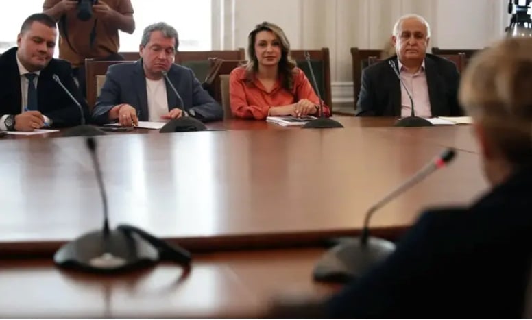 Харизанов: Шестата политическа сила преговаря със самотна депутатка за правителство
