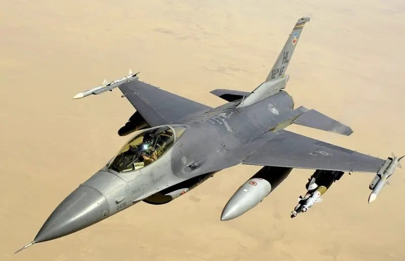 Bloomberg: Първата партида изтребители F-16 пристигна в Украйна 