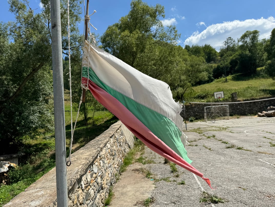 И Господ загърби Забърдо: Българският флаг се вее самотно, избледнял и разкъсан СНИМКИ