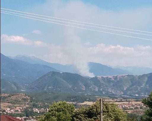 Ужасът няма край! Нов огнен ад в България, горят къщи в това село ВИДЕО