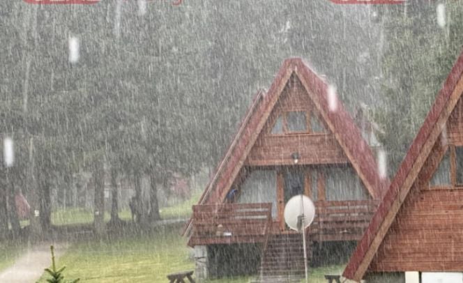 Пороен дъжд удари това място в България, а суперклетка пълзи към... СНИМКИ