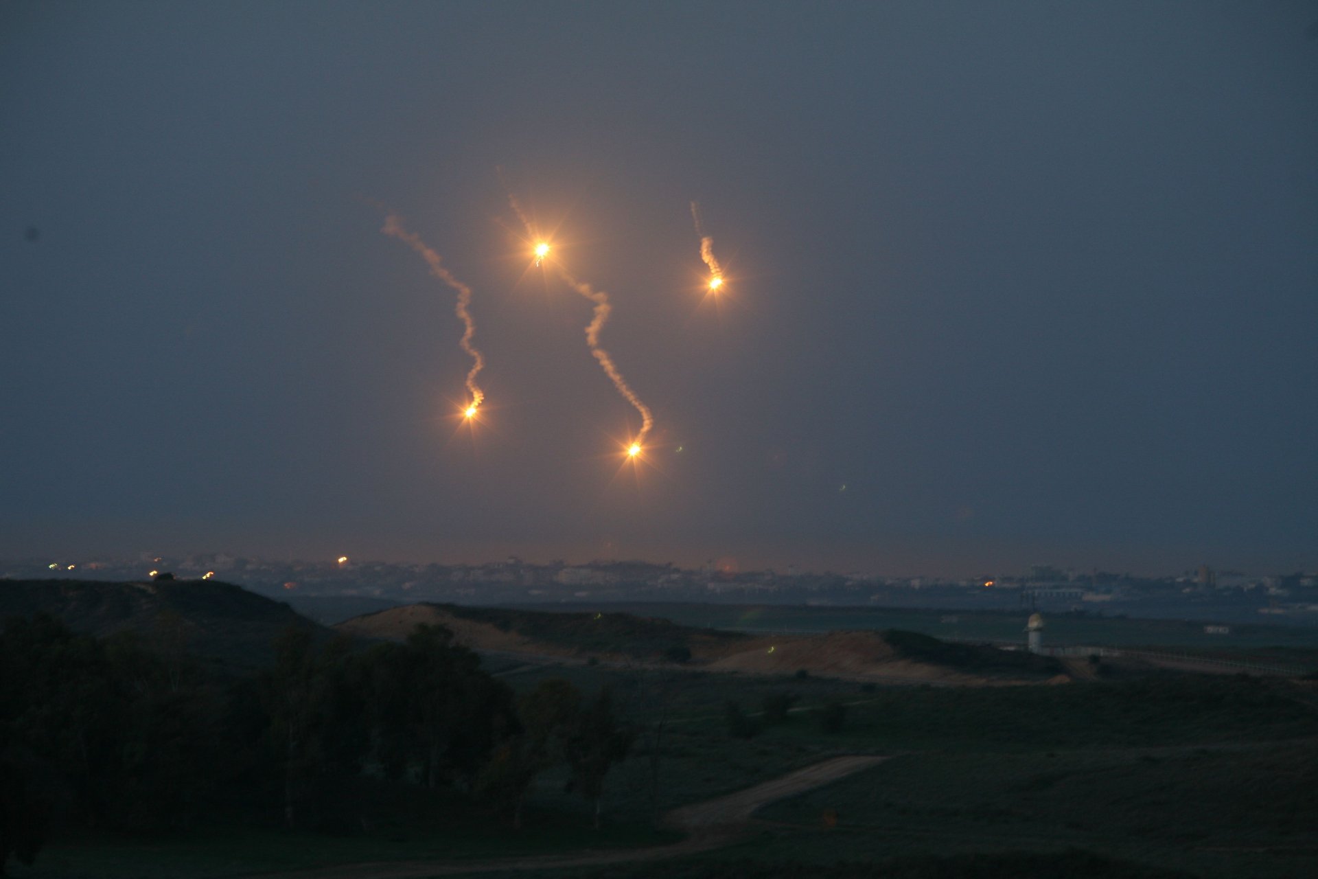 "Хизбула" засипа Израел с дъжд от ракети "Катюша" ВИДЕО