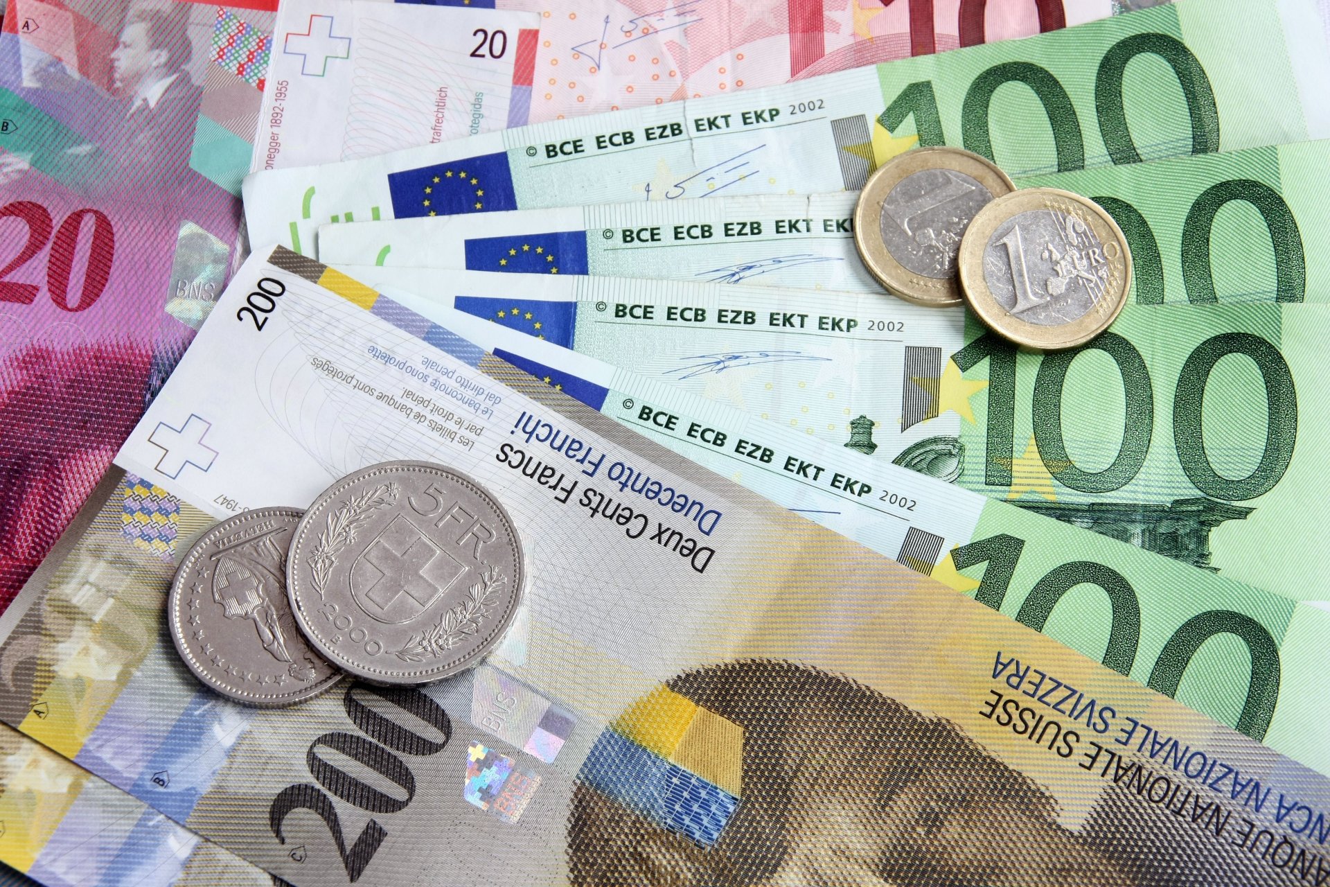 Световните неволи напомпаха тази валута - поскъпна рекордно спрямо еврото 