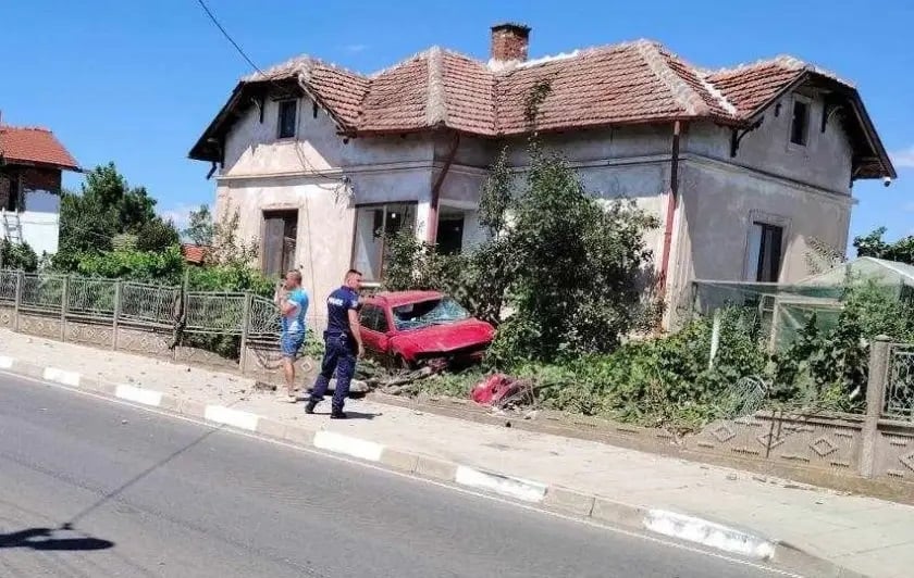 Джигит взе на таран къща с колата си след гонка с полицаите 